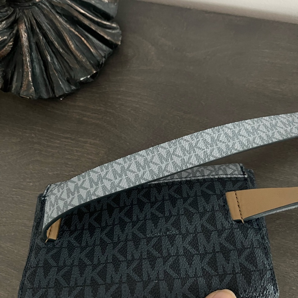 Micheal kors belt bag - Picture 5 of 5